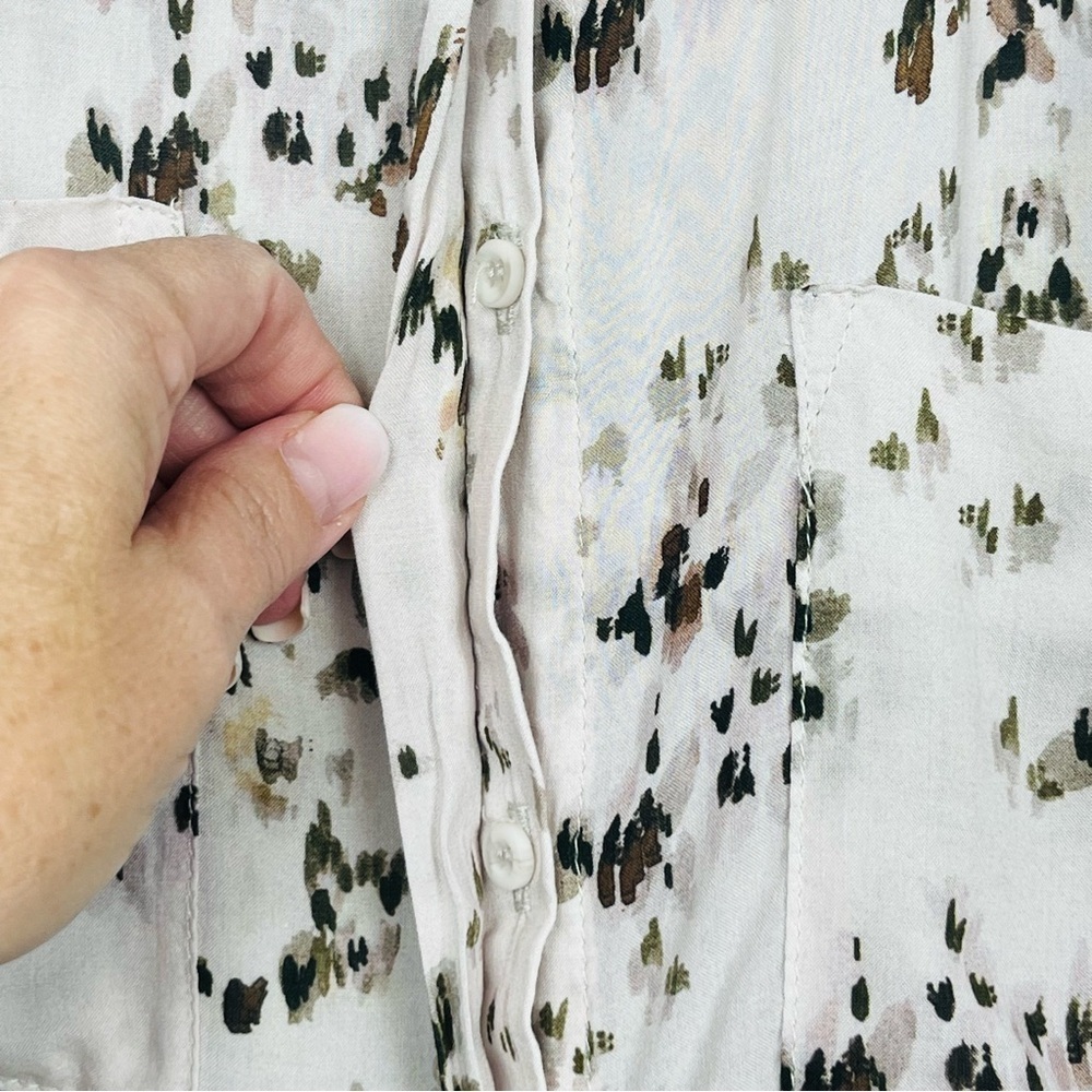 Bella Dahl Full Button Down Hipster Shirt in Painted Ditsy Floral Print, small. - Picture 7 of 13